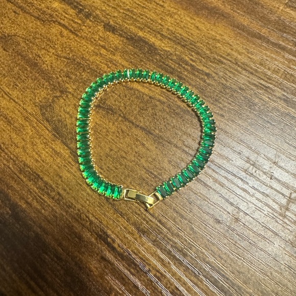 Jewelry - Elegant Green and Gold Bracelet
